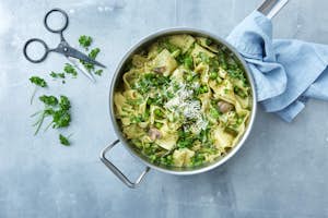 Spaghetti primavera med broccoli, svampe og friske ærter