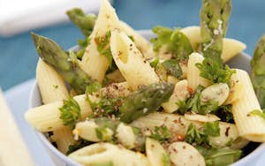 Pasta med friske grønne asparges og kruspersille 