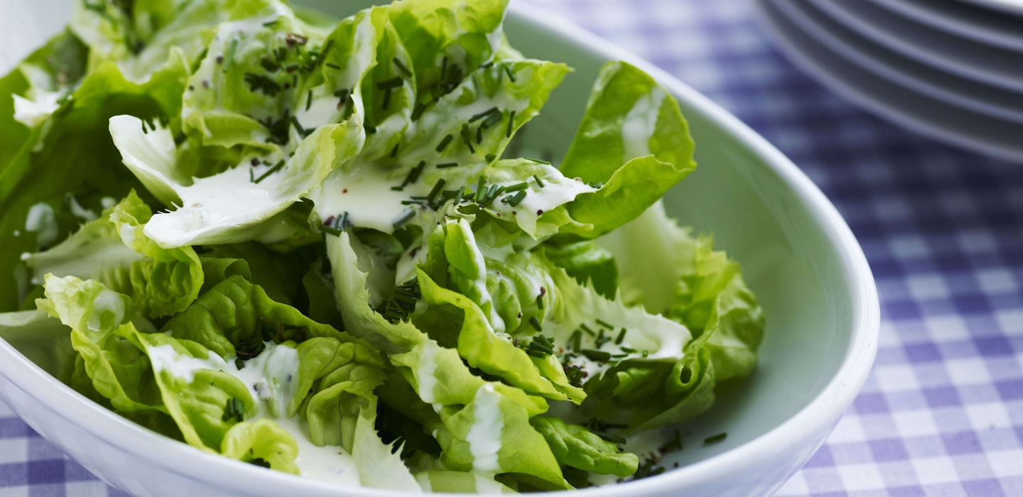 Opskrift på grøn salat med mormordressing - Sæson