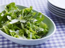 Opskrift på grøn salat med mormordressing - Sæson