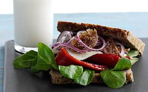 Opskrift på rugbrødssandwich med fisk og salat - Sæson