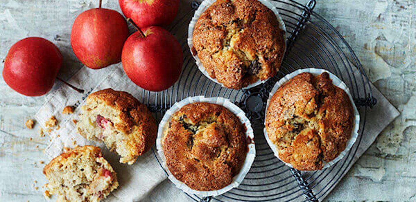Lækre muffins med stykker af æble