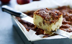 Sprød kage med æble og knas - Opskrift fra Sæson