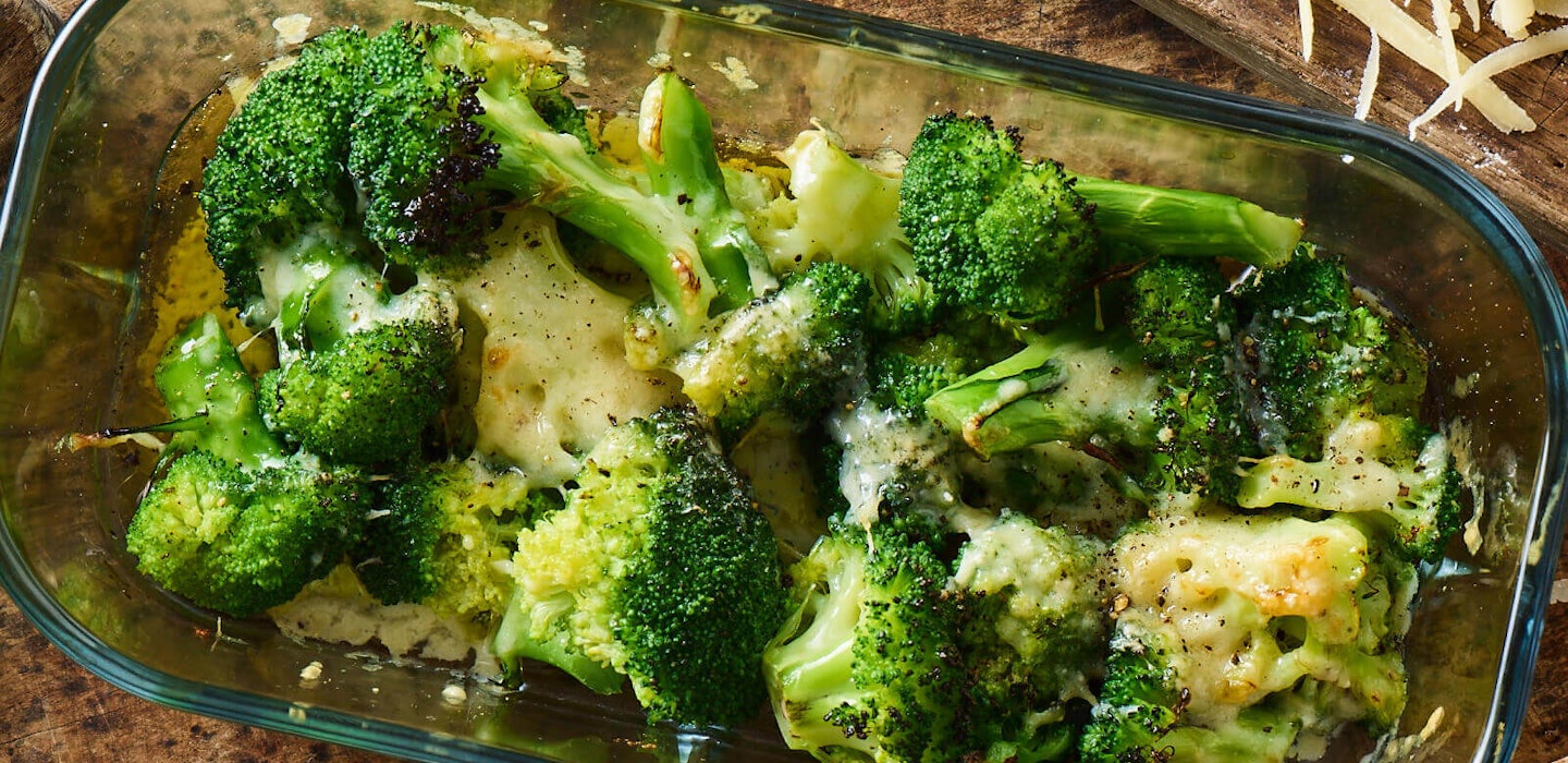Bagt broccoli i fad med ost