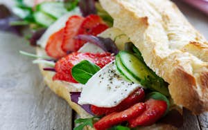 Sandwich med jordbær, brie, agurk og salatblade