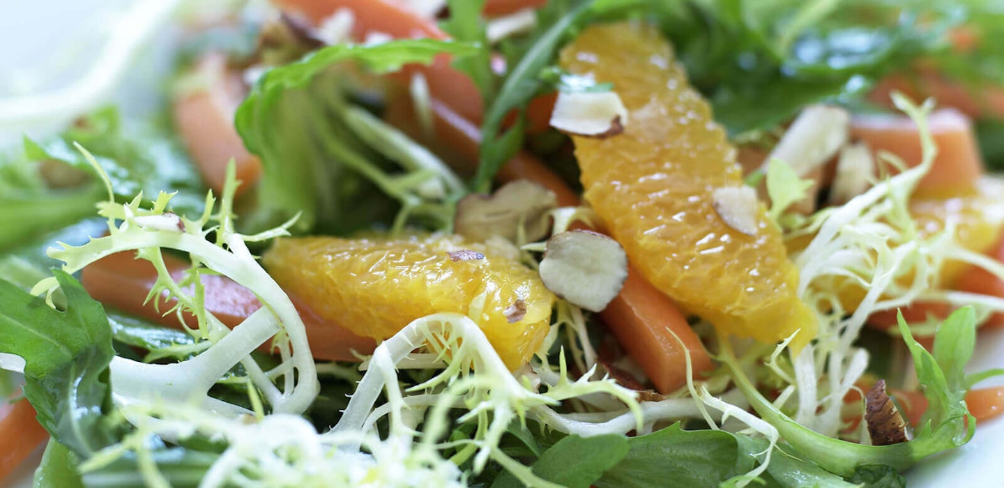 Salat med appelsin, hasselnødder, gulerødder og rucola - Opskrift hos Sæson