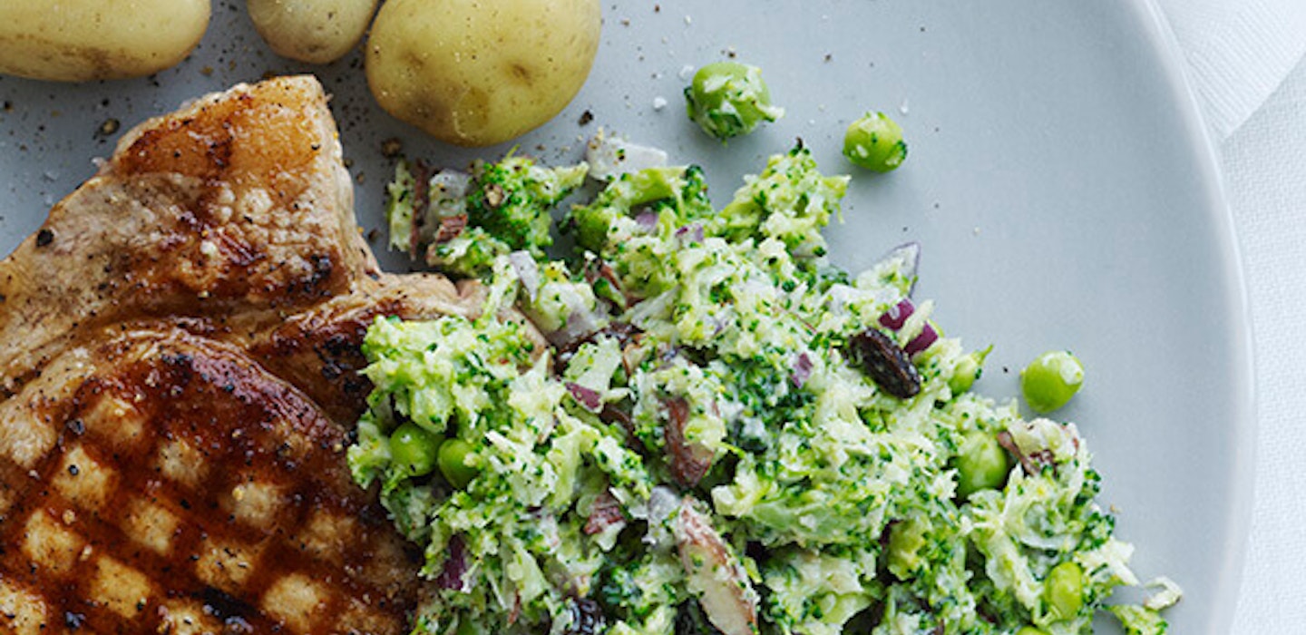 Broccolicouscous med ærter og rødløg, serveret med svinekotelet og nye kartofler