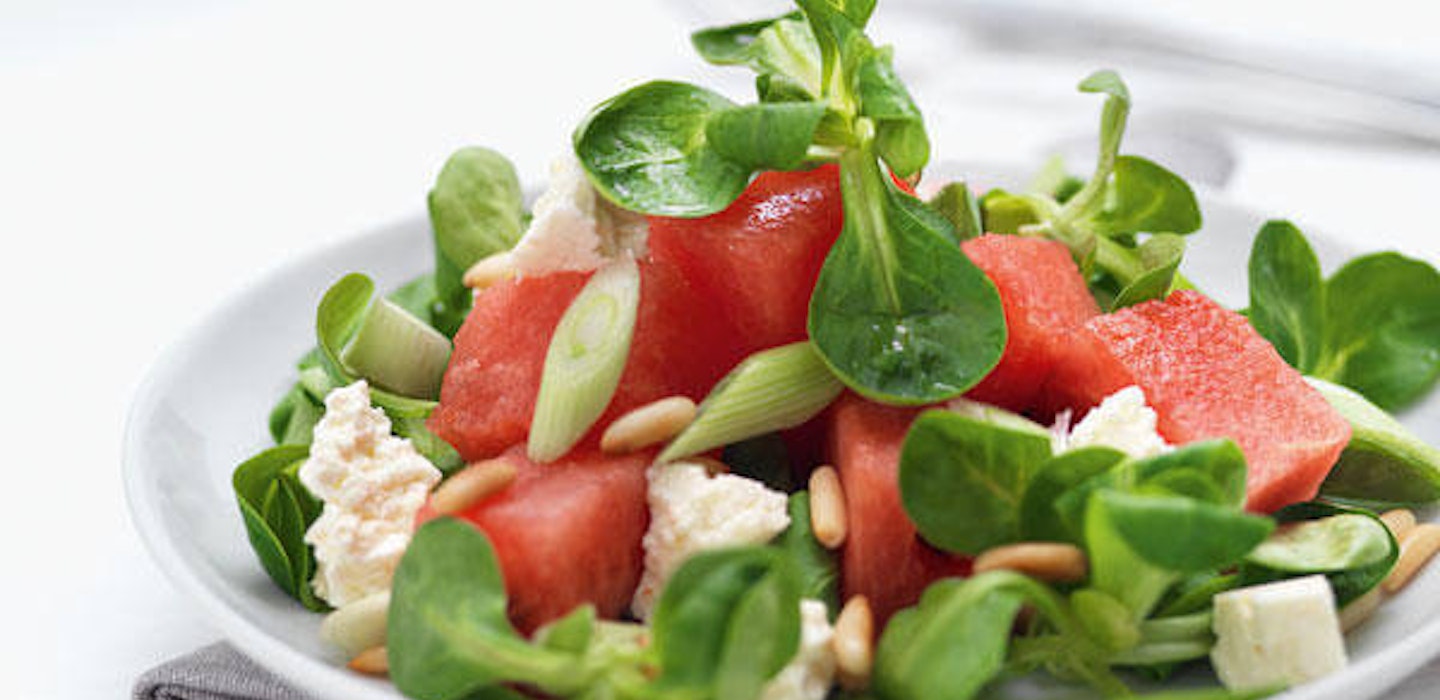 Sommersalat - feldsalat med vandmelon og feta - opskrift hos Sæson