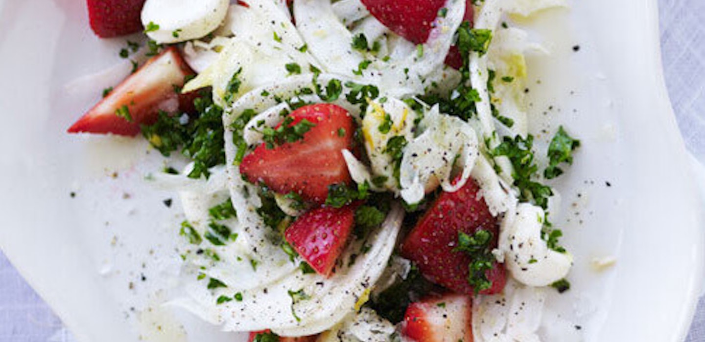 Salat med jordbær, fennikel og krydderurter - opskrift fra Sæson