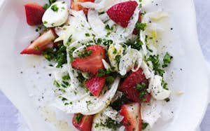 Salat med jordbær, fennikel og krydderurter - opskrift fra Sæson