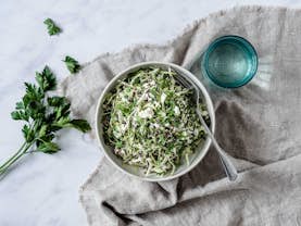 Quinoasalat - Fyldig salat med quinoa, bredbladdet persille og vinaigrette