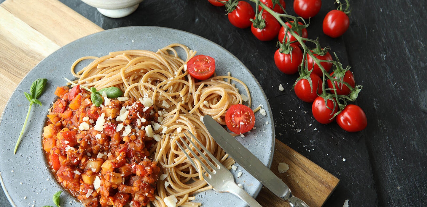 Spaghetti med linser, friske tomater og parmesan - opskrift på grøntsagsret fra Sæson