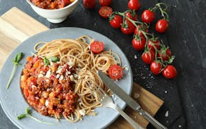Spaghetti med linser, friske tomater og parmesan - opskrift på grøntsagsret fra Sæson
