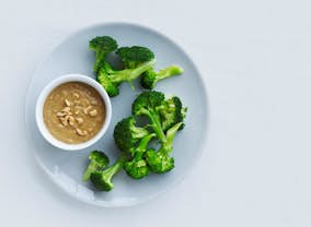 Broccolisnack - Broccoli med peanutdip - opskrift fra Sæson