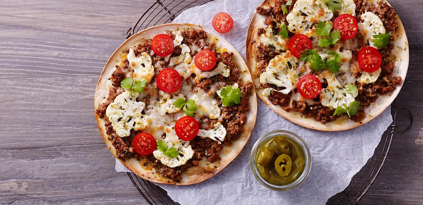 Tortillapizza med blomkål, koriander og friske tomater