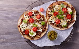 Tortillapizza med blomkål, koriander og friske tomater