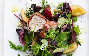 Salat med blommer, svinemørbrad, perlebyg og spæde salater