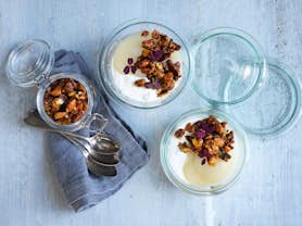 Mellemmåltid - frugtkompot med græsk yoghurt