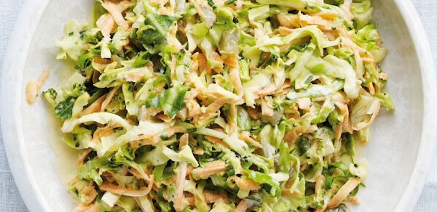 Opskrift på coleslaw af spidskål, gulerødder, broccoli og krydderurter