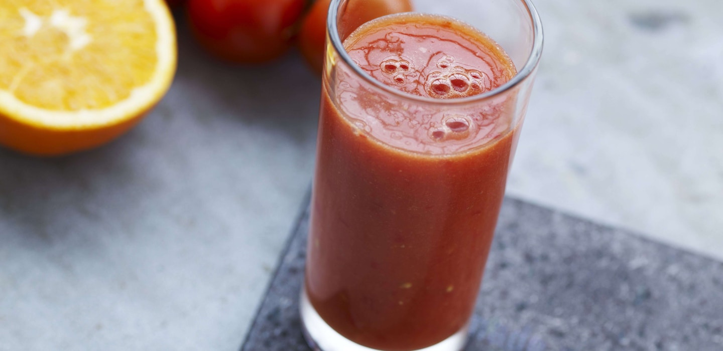 juice med tomat, peberfrugt, ingefær og appelsin