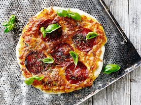 Deep pan pizza med tomat, ost og chorizo