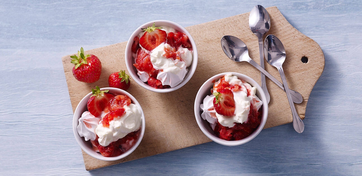 Marengs med yoghurt og friske jordbær