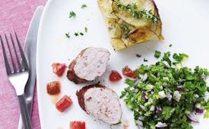 Svinemørbrad med rabarber, kartoffelgratin og salat - Sæson