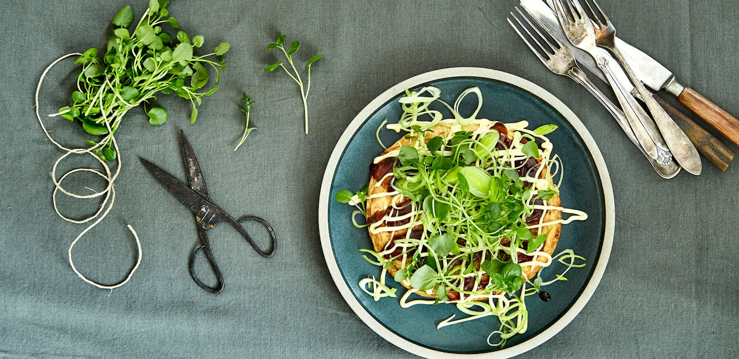 Okonomiyaki med kål, porrer og brøndkarse - Opskrift hos Sæson