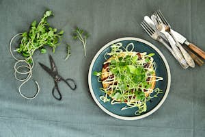 Okonomiyaki med kål, porrer og brøndkarse - Opskrift hos Sæson
