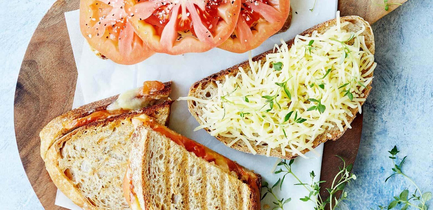 Lækker toast med tomat og reven ost som mellemmåltid