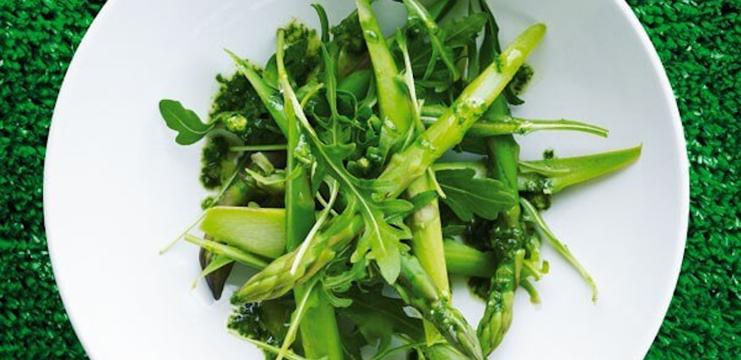 salat af asparges, rucula og basilikumolie
