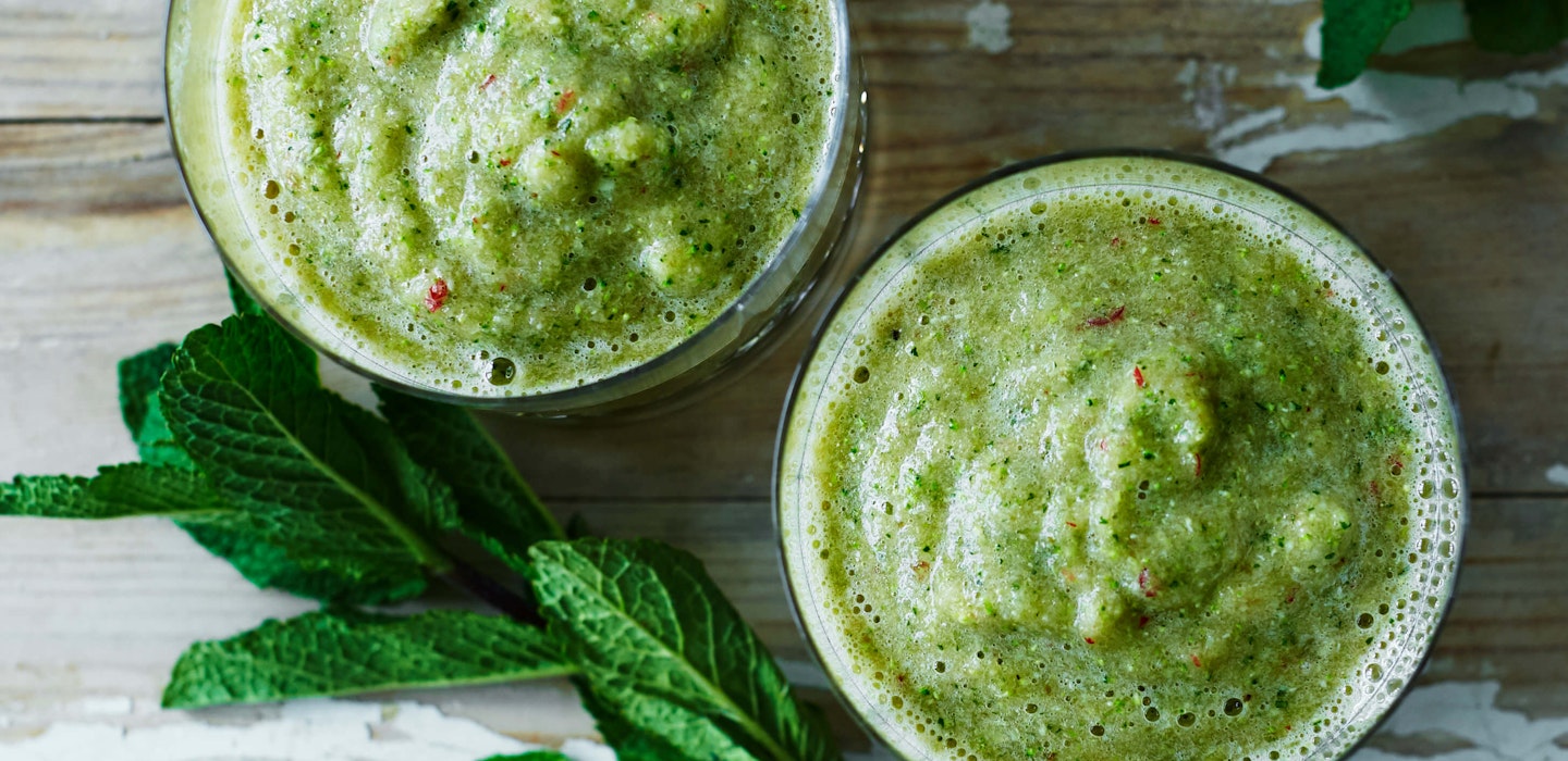 Grøn smoothie - Smoothie med broccoli, mynte & agurk i glas - Sæson