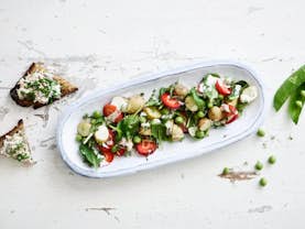 Fyldig salat med jordbær og røget makrel på brød - Opskrift hos Sæson