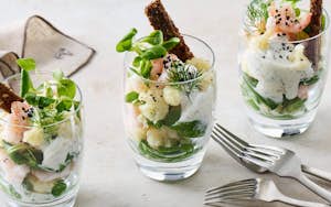 Portionsanrettet blomkål i glas med rejer, salat og dressing