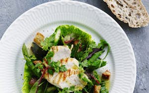 Salat med vinaigrette, asparges, kylling, kørvel og croutoner