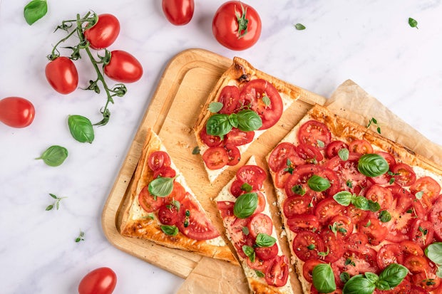 Butterdejspizza med friske tomater og basilikum