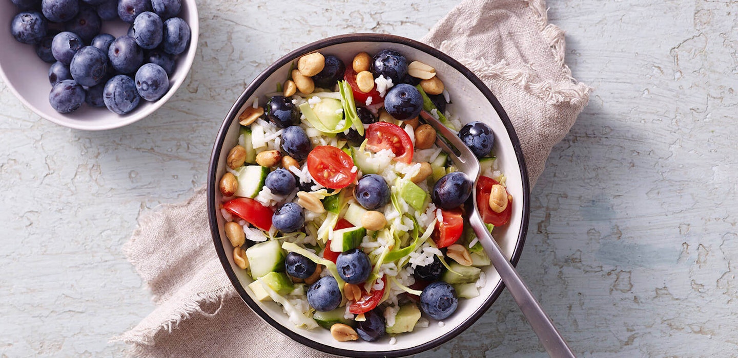 Blåbærsalat med ris, agurk, tomat, peanuts og spidskål - Salat-opskrift hos Sæson