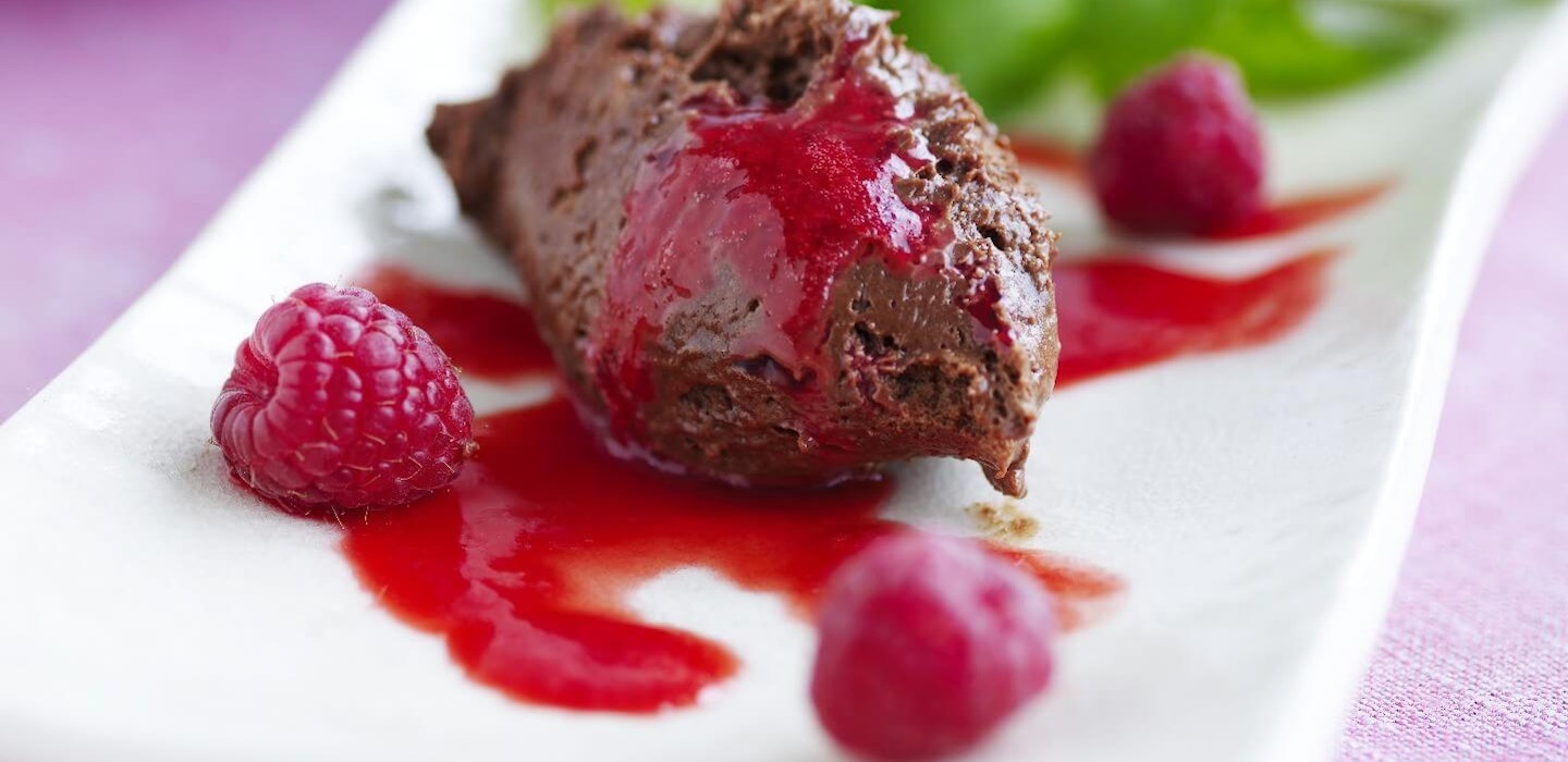Chokolademousse og hindbær - den skønneste chokolade-dessert - Opskrift hos Sæson