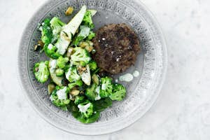 salat med broccoli, squash, pærre og parmesan