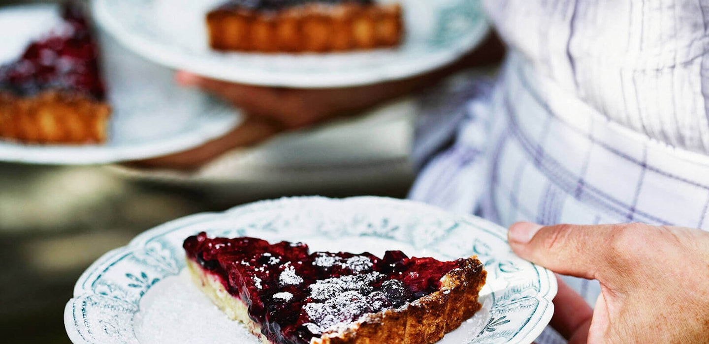 Tærte med hindbær, blåbær og flormelis - Opskrift hos Sæson