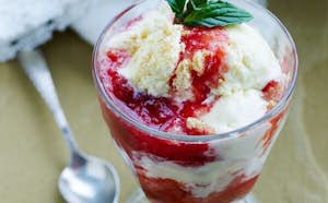 Semmifredo med is og blommer - dessert-opskrift fra Sæson