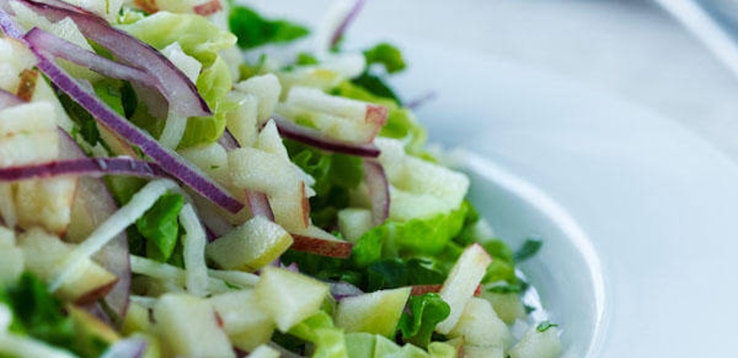 Savoykålsalat - Skøn salat med æble og savoykål - Sæson