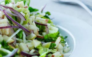 Savoykålsalat - Skøn salat med æble og savoykål - Sæson