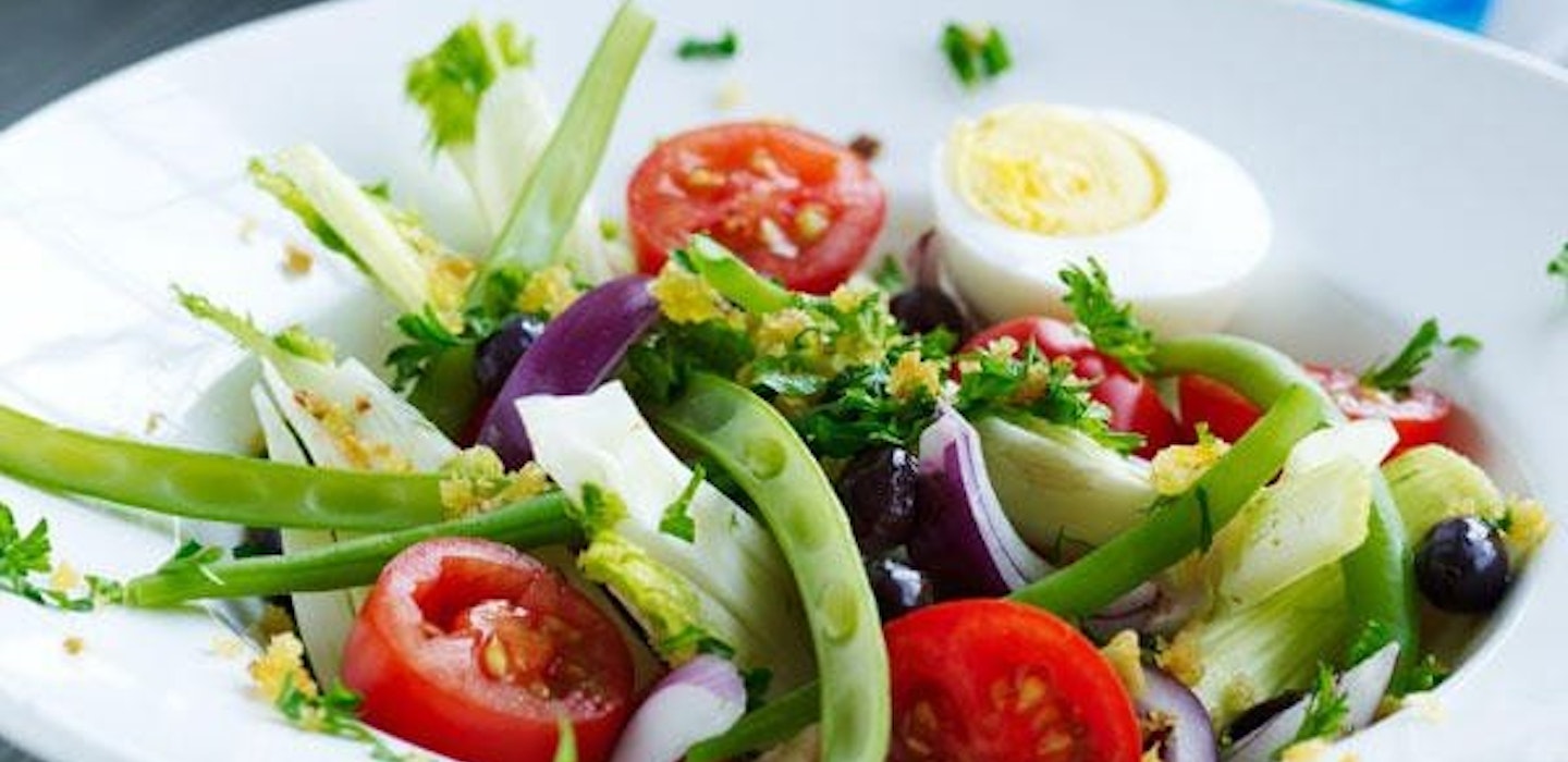 Fyldig salat - Opskrift på salat med fennikel, tomat, æg og løg