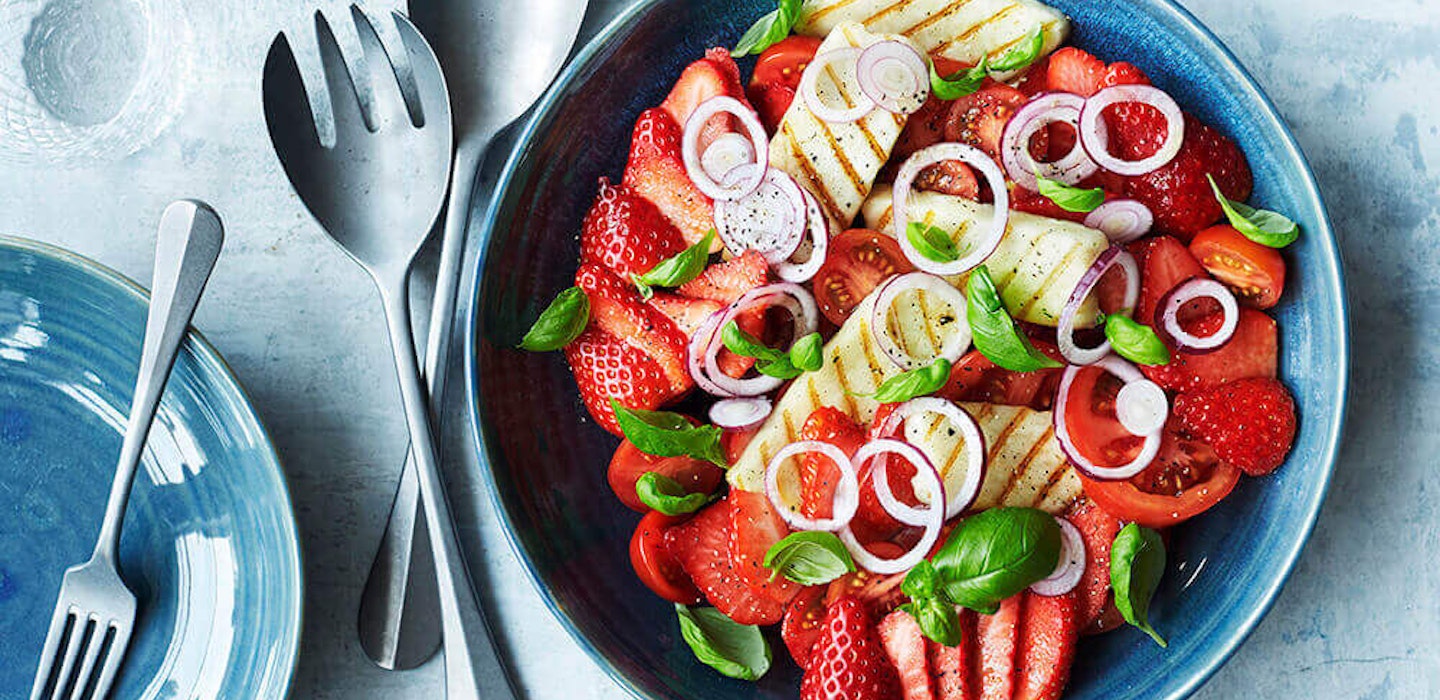 Jordbærsalat med tomat, basilikum, løgringe og halloumi