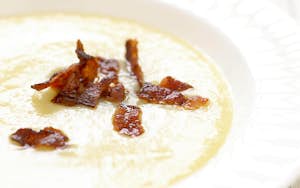 Kartoffel-porre suppe med sprødstegt bacon - Opskrift fra Sæson
