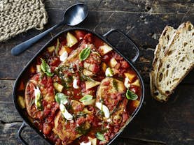 Opskrift på koteletter i fad med tomat - skøn ovnbagt-ret fra Sæson