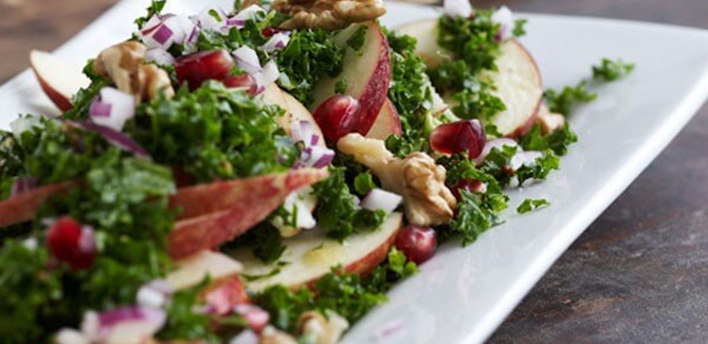 Salat af grønkål, æble, rødløg, granatæble og valnødder - Opskrift hos Sæson