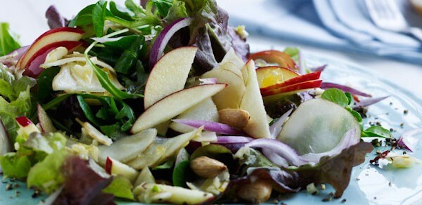salat af babyleaves, friske jordskokker, æble og løg