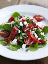 frisk tomat salat med peberfrugt ost og babyleaves